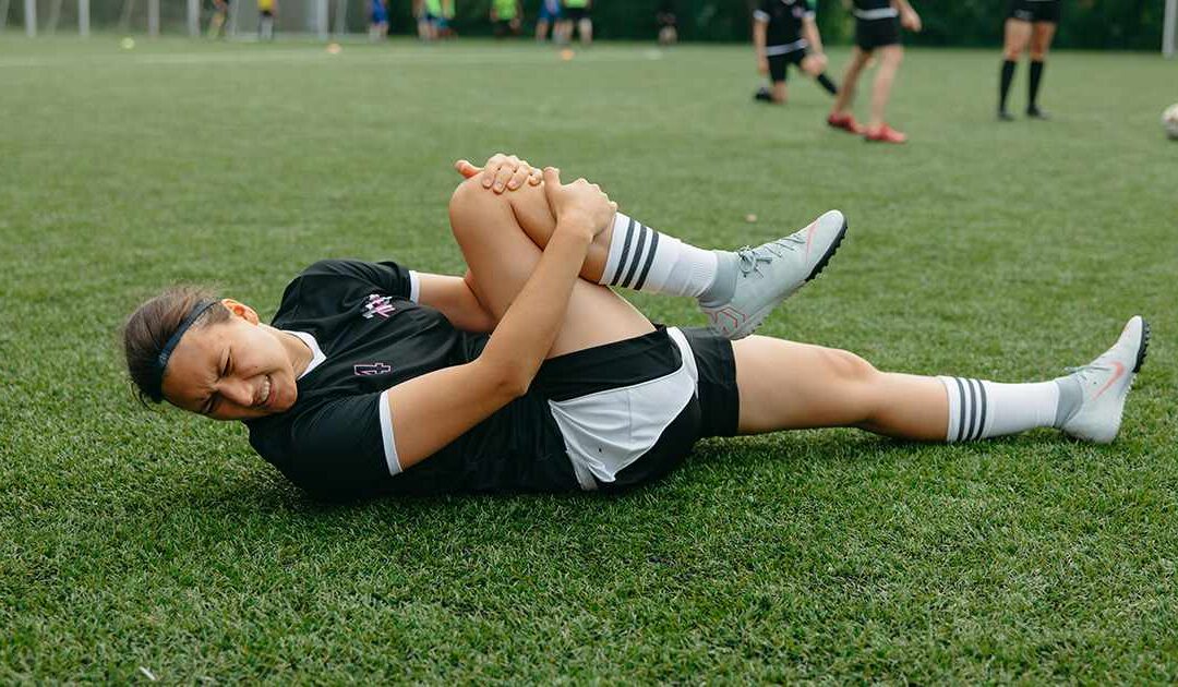 Pourquoi le football féminin est particulièrement touché par les blessures du ligament croisé et quelles solutions envisager ?